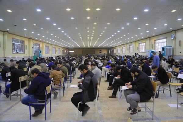 آزمون پایان دوره آموزشی برق کاران استان قم برگزار شد