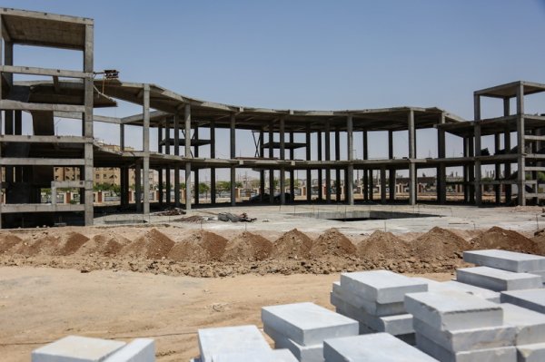 پایان اجرای اسکلت ساختمان اداری خانه مهندس و آغاز نصب چمن زمین ورزشی
