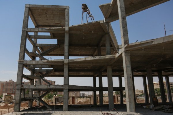 پایان اجرای اسکلت ساختمان اداری خانه مهندس و آغاز نصب چمن زمین ورزشی